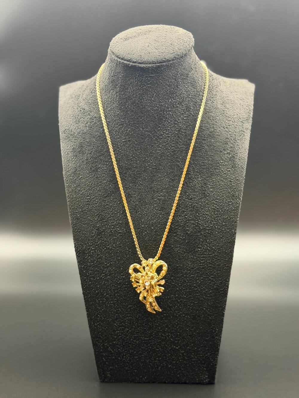 Vintage necklace gold-tone bow-shaped pendant clear rhinestones and faux pearls
